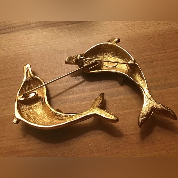 Kenneth J. Lane: Double Dolphin 3D stick pin/brooch gold tone black and gold. - Picture 5 of 9
